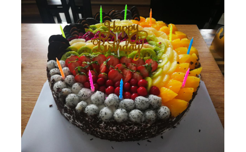 集體生日會(huì)，員工樂(lè)翻天